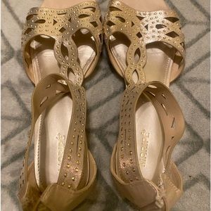 Women  Gold size 8 1/2 maripe’ sand laps